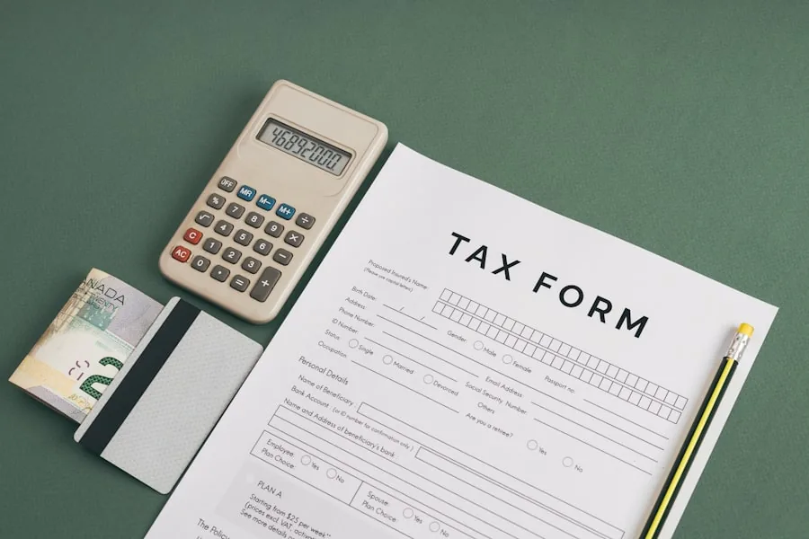 Formulario impositivo junto a una calculadora