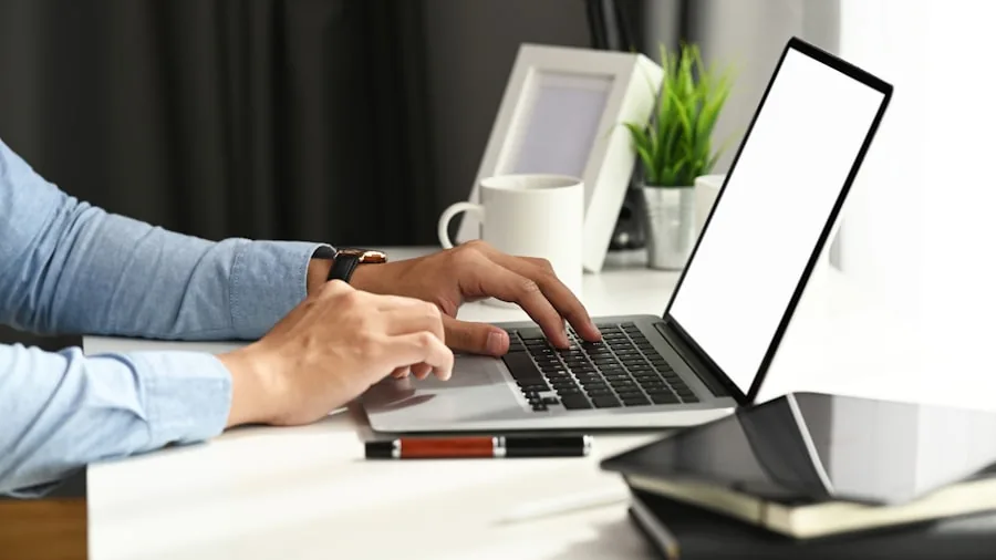 Persona trabajando con una notebook en su espacio de trabajo