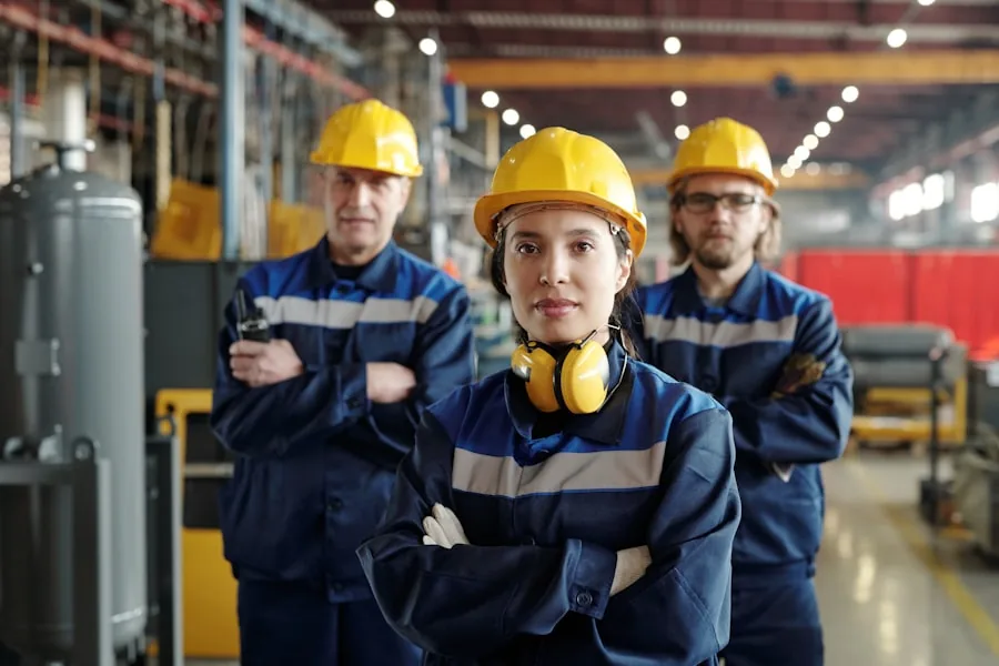 Trabajadora en una planta industrial